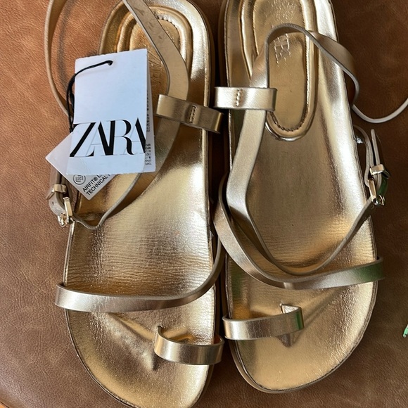 NWT ZARA VACATION FLAT METALLIC SANDAL SIZE 7.5
🚨 FINAL PRICE NO OFFER ACCEPT - Picture 8 of 10